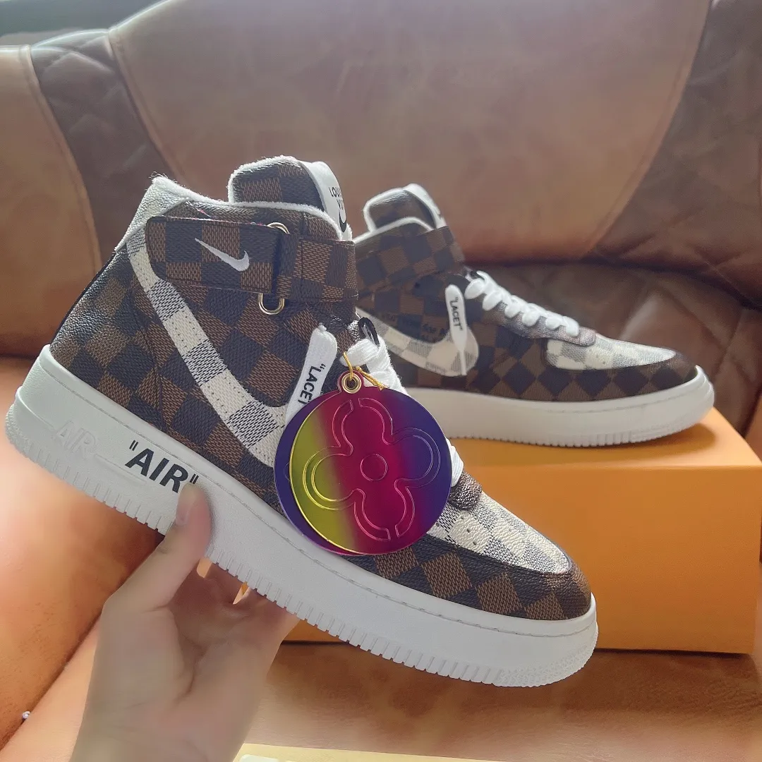 P500 Loui* Vuitto* x OFF-WHITE x Nike tripartite collaboration! Trendy and cool men's high-top casual sports shoes with unrivaled color matching. The design idea basically continues the style of THE TEN. The Swoosh line and tongue label have a very familiar visual effect and are both fashionable and trendy! A must-have for fashionistas! The effect on your feet is absolutely stunning! Size: 38-45